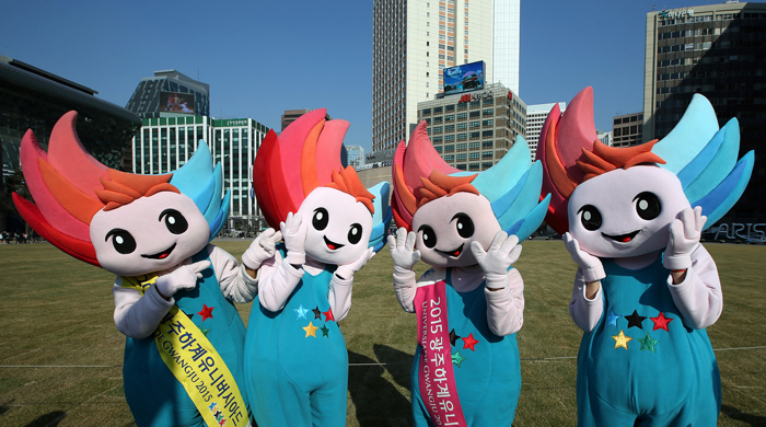 (Top) A spire is set up in Seoul City Hall Plaza to promote the 28th Summer Universiade Gwangju. (Bottom)The Gwangju Universiade mascot, Nuribi, shows up at the event to celebrate the upcoming games. 