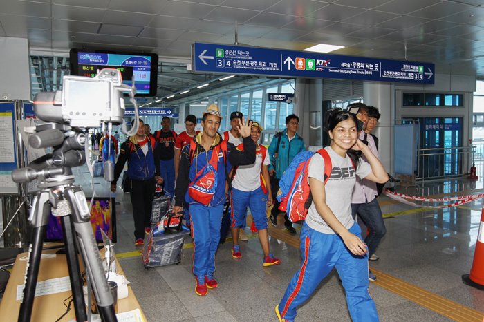 Venezuelan athletes arrive in Gwangju aboard a KTX high-speed train on June 26.