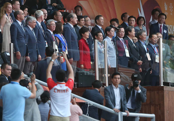 President Park Geun-hye, Gwangju Mayor and Chairman of the Gwangju Summer Universiade Organizing Committee Yoon Jang-hyun, Kim Hwang-sik, co-chairman of the committee, and International University Sports Federation (FISU) President Claude-Louis Gallien, among others, attend the opening ceremony.