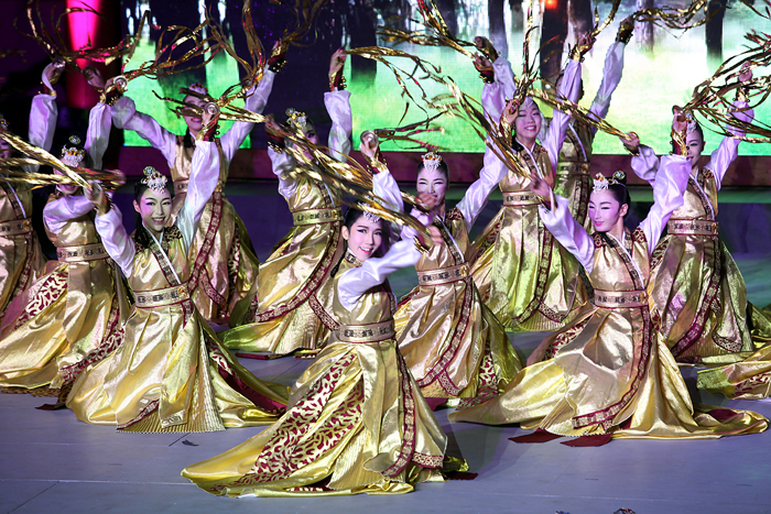 Various traditional performances will take place to help visitors learn more about different cultures in the 'Silk Road Grand Bazaar', a program that will be formed around a traditional street in a tea market.