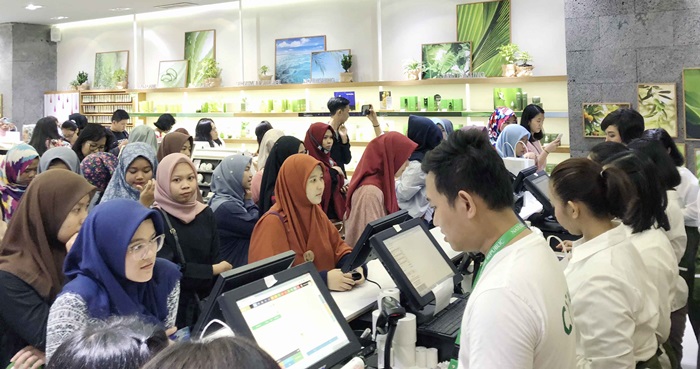 Muslim shoppers wait in line to buy cosmetics from a Korean makeup company, Nature Republic, which recently opened its first store in Jakarta, in the Indonesian capital in January. (Nature Republic)