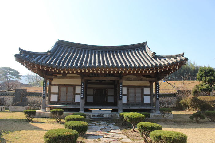 Settlements existed here over two thousand years ago, and there are many traces of history throughout Haman-gun County.