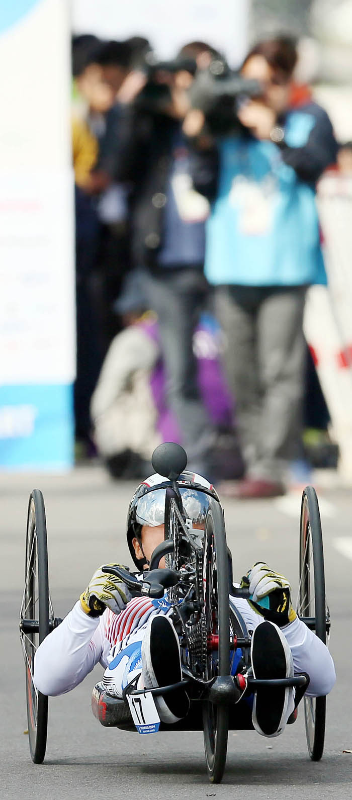  Lee Do-yeon has now become a two-time gold medalists in women's individual handcycling at the Asian Para Games in Incheon. 