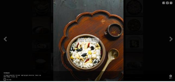 The Hansik Photo Gallery has a photo of the nutritious rice with ginkgo nuts, chestnuts, jujubes, beans and pine nuts.