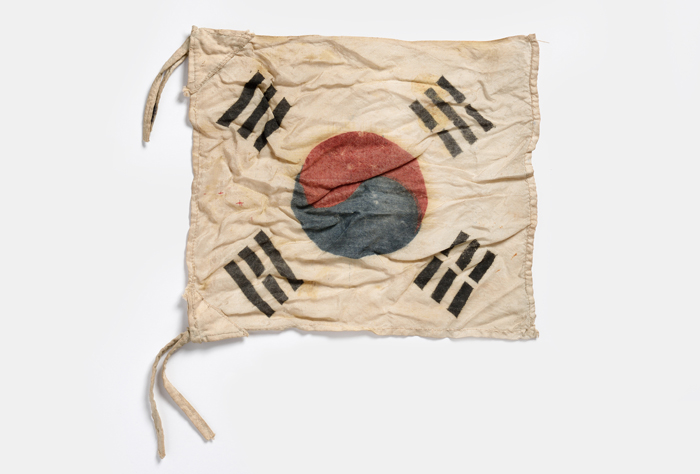 Before Korea's independence, professor Lee Ha-bok made this Taegeukgi flag to teach his students.