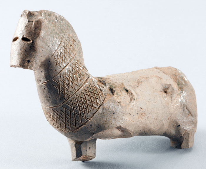 An ancient horse-shaped work of pottery. Horse bones were also found in the tomb along with the artifact. (Photo courtesy of the National Folk Museum of Korea) 