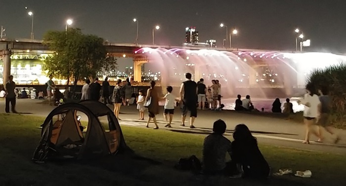 As the national weather administration issues excessive heat warnings for most regions across the country, families visit the Banpo Hangang River Park in the evening on Aug. 4 to cool off from the steaming weather. (Kim Eun-young)