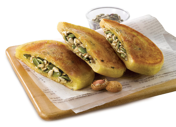 Ready-mix packets help people to cook and enjoy round savory cakes with nuts and honey, or <i>hotteok</i>, in the comfort of their own home.
