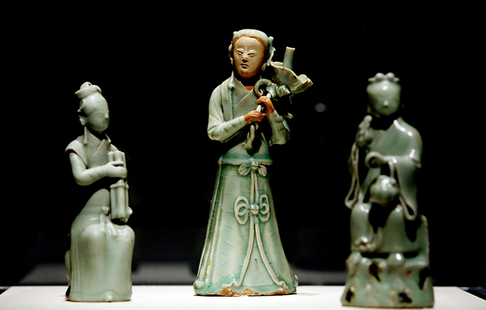 Celadon figures of women and Taoist figures are from the Yuan Dynasty in the late 13th to early 14th century. These are some of the rare findings onboard the Sinan ship that cannot be found anywhere else in the world. The figure in the center is characterized by its human-shaped face that looks more natural for not having any glaze applied to its surface.