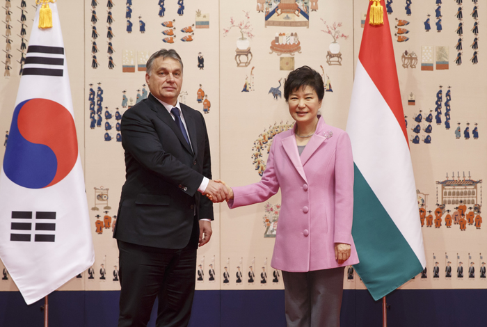 President Park Geun-hye (right) and Hungarian Prime Minister Viktor Orban pose for a photo during the prime minister's official visit to Korea on November 28. 