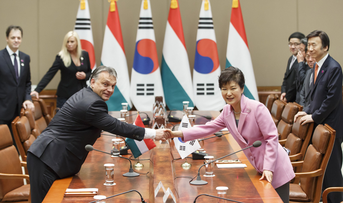 President Park Geun-hye (right) and Hungarian Prime Minister Viktor Orban shake hands before their summit on November 28 in Seoul. 
