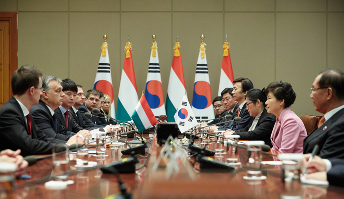 President Park Geun-hye (second from right) and Hungarian Prime Minister Viktor Orban discuss plans to strengthen economic cooperation during a summit at Cheong Wa Dae on November 28. 