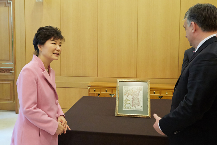  President Park Geun-hye (left) and Hungarian Prime Minister Viktor Orban talk about an ancient map of the Korean Peninsula given as a present by the prime minister on November 28. 
