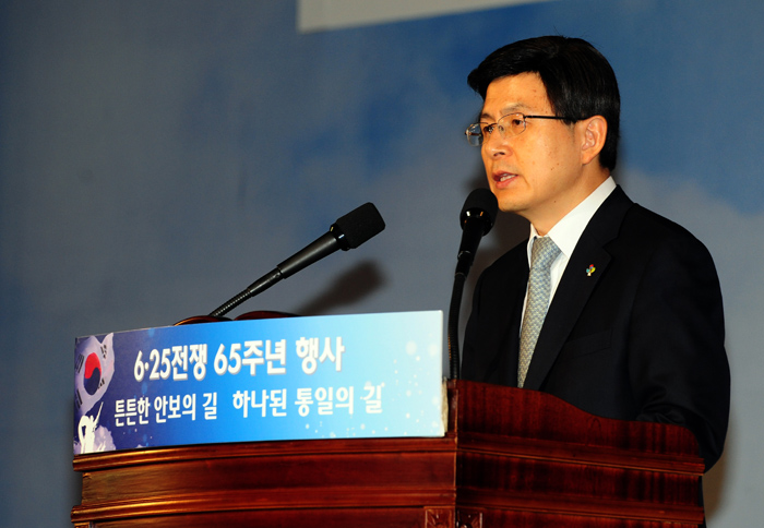 Prime Minister Hwang Kyo-ahn stresses the need for security and strong national defense during a ceremony to mark the 65th anniversary of the start of the Korean War on June 25.