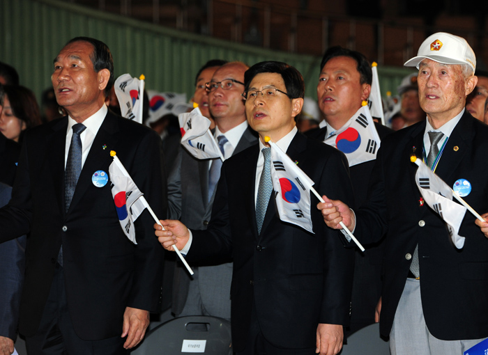 Prime Minister Hwang Kyo-ahn and Korean War veterans sing 'The Song of 6.25' during a ceremony to mark the 65th anniversary of the start of the Korean War on June 25.