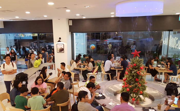 Once installed, Snowtech’s All Weather Snowmaker can make it snow indoors in temperatures as warm as 25 C. The photo shows an ice cream shop along Orchard Road, Singapore, where the All Weather Snowmaker makes it snow indoors.