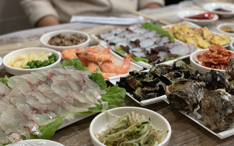 The highlight of staying in a <em>minbak</em> on an island is fresh seafood caught right nearby.