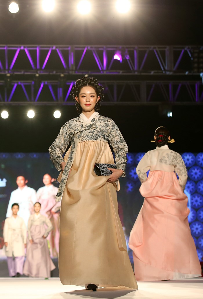Models show off various Hanbok designs during the Moonlight Hanbok Fashion Show at the Heungnyemun Gate of Gyeongbokgung Palace in Seoul on Oct. 20.