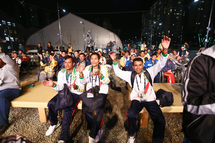 Participants in the Asian Para Games in Incheon cheer during the Multicultural Nation Festival on October 19. 