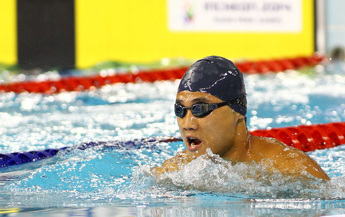  Sim Sung-hyok from North Korea cleaves through the water during the men's 100 meter breaststroke SB6 final at the Munhak Park Tae-hwan Aquatics Center on October 19. Sim won a bronze, his country's first medal at the Asian Para Games. 