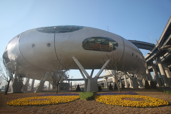 An exhibit in which visitors can decorate a Taegeukgi, the national flag, will be held at the Jabeolae, a bug-shaped building on Ttukseom Island, from Aug. 14 to 16.