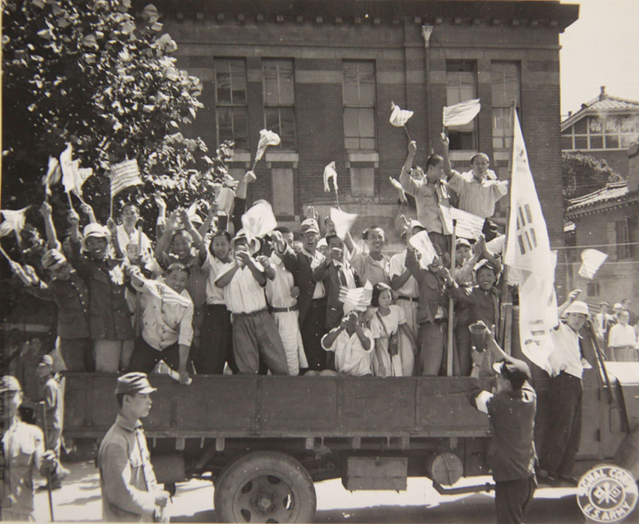  People wave the Taegeukgi and the Stars and Stripes on Sept. 9, 1945, to celebrate Korean independence. 