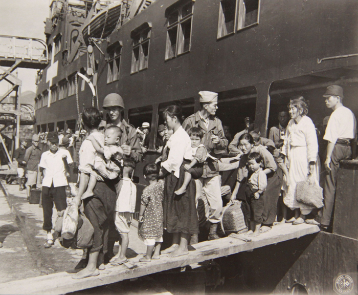  People who had left Korea disembark in Busan as they return home from Japan in October 1945. 