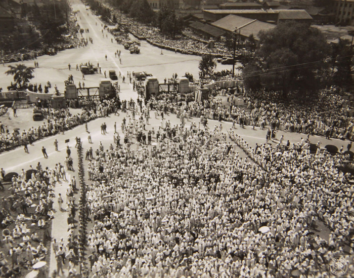  A crowd gathers in Seoul to commemorate the establishment of the Korean government on Aug. 15, 1948. 