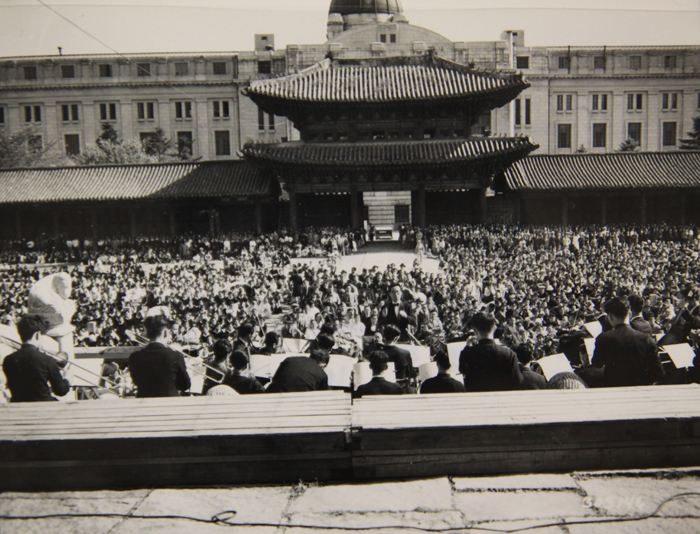  The Seoul Philharmonic Orchestra performs at a nationwide middle school competition in May 1947 at Gyeongbokgung Palace, located behind the colonial administration building. 