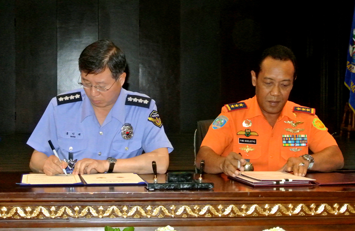 Korea Coast Guard Commissioner General Hong Ik-tae (left) and Bambang Soelistyo, head of the Indonesian National Search and Rescue Agency, sign a letter of intent in Jakarta on May 26 to support search and rescue operations.