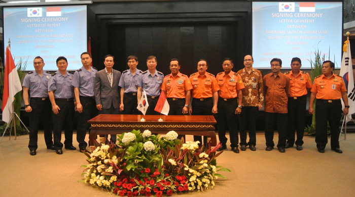  Employees and officials from the Korea Coast Guard and the Indonesian National Search and Rescue Agency pose for a photo after the signing ceremony. 