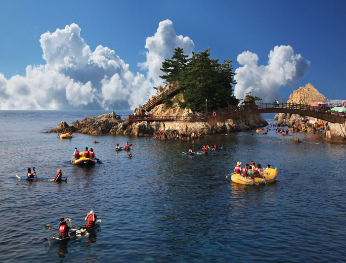 Visitors to Jangho Beach enjoy boat riding, swimming and other activities. (photo courtesy of Samcheok City)