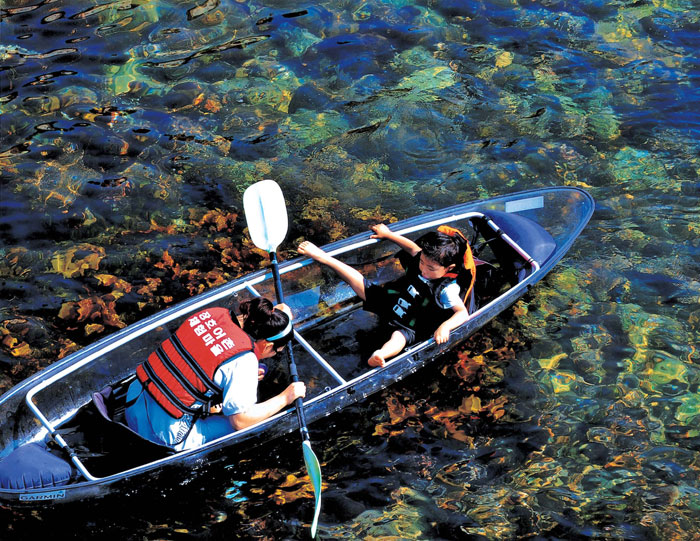 People enjoy transparent canoeing on Jangho Beach. (photo courtesy of Samcheok City)