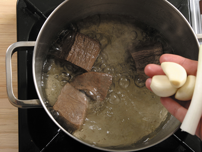 Put water and beef in a pot and boil it over high. When it boils, lower the heat to medium. Add the fragrant seasoning and simmer for 30 minutes.