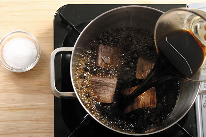 When the meat is well-done, add the soy sauce and sugar. Boil it for another 30 minutes until the soy sauce broth is reduced by half.