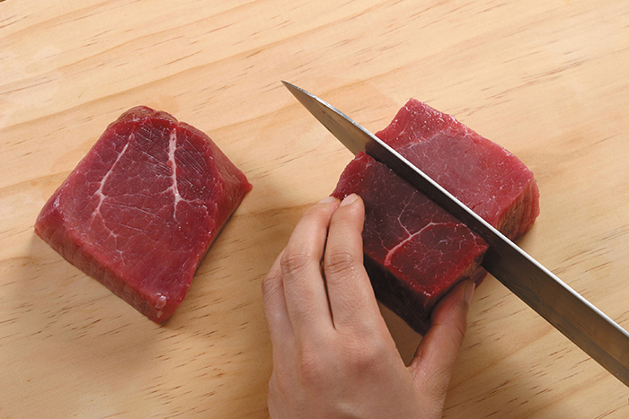 Clean the blood off the beef. Cut the meat into chunks that are 5 cm wide, 6 cm long and 5 cm thick. Top round or shank is preferred for this recipe.
