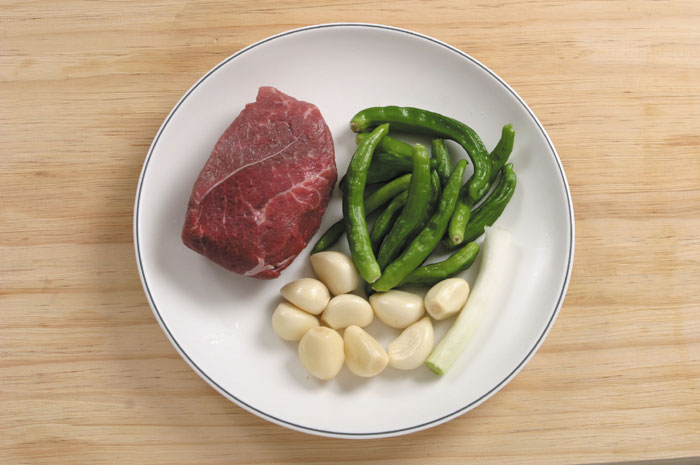 The main ingredients of <i>soegogi jangjorim</i> are beef, pepper, garlic and green onion.