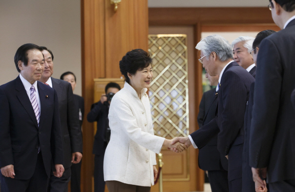 President Park Geun-hye (middle) and Japanese lawmaker Fukushiro Nukaga shake hands at Cheong Wa Dae on October 24. 