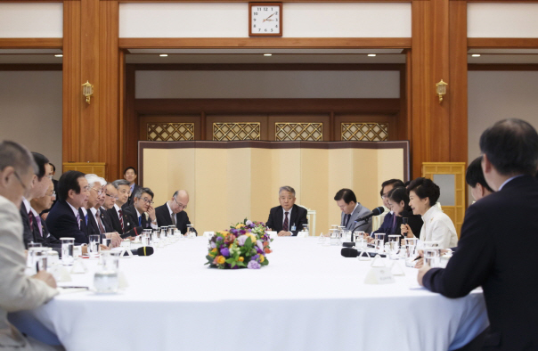 President Park Geun-hye talks with a delegation of Japanese lawmakers. 