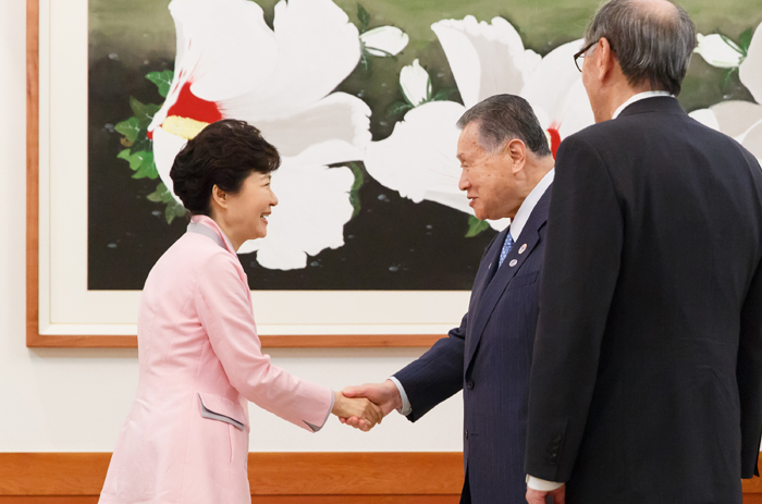 President Park Geun-hye (left) meets with a group of veteran statesmen from both Korea and Japan at Cheong Wa Dae on June 6, including former Japanese Prime Minister Yoshiro Mori.