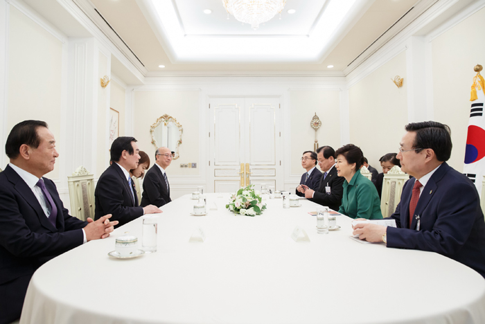 President Park Geun-hye said during a meeting with Furushiro Nukaga, chairman of the Japan-Korea Parliamentarians' Union, that she hopes that Japanese Prime Minister Shinzo Abe will continue to properly recognize historical facts, as have previous administrations.