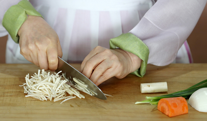 Finely shred the washed and pilled burdock. Burdock has a lot of fiber and has a crunchy texture that boosts its taste.