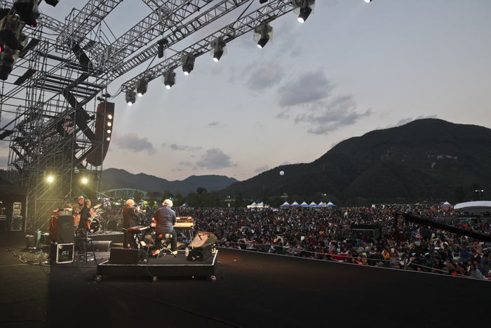 The 11th Jarasum International Jazz Festival is held in Gapyeong, Gyeonggi-do (Gyeonggi Province), from October 3 to 5 this year. 