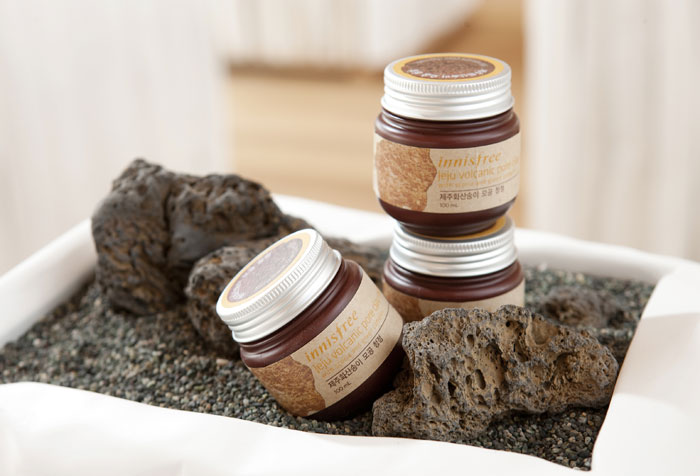 Super volcanic pore clay mask is recognized for its exfoliating effects, cleansing the pores and helping facial skin look more even.