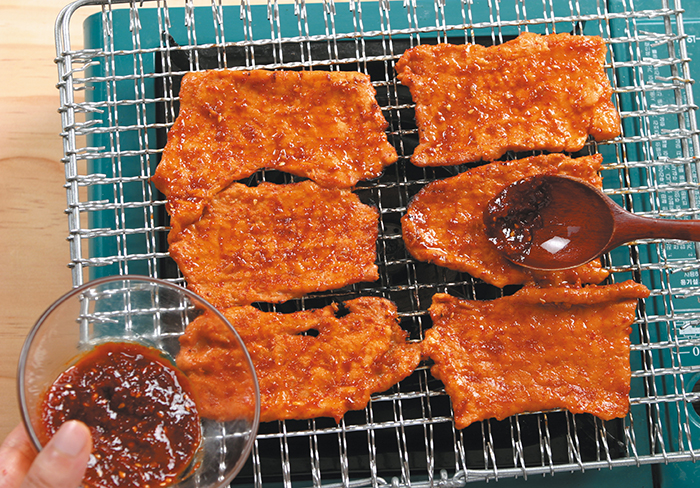 Roast the marinated meat over a high flame for about 2 minutes per side. Make sure to properly adjust the flame otherwise the meat will be either partially underdone or else burnt.