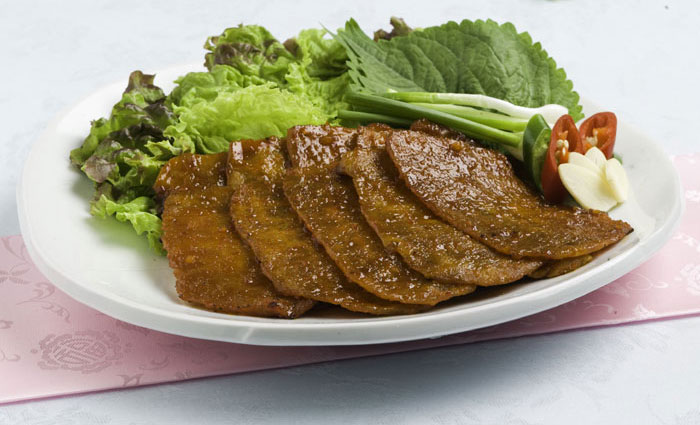 Spicy roasted pork goes well with lettuce wraps as it creates harmony in terms of both taste and nutrition.