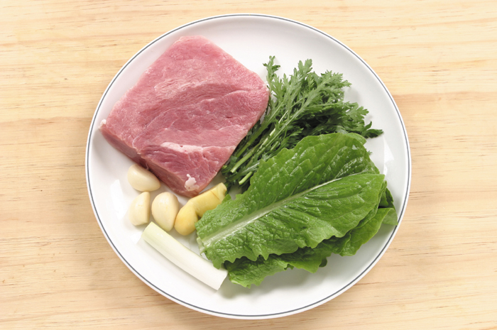 The main ingredients in spicy roasted pork are pork sirloin, garlic, ginger, lettuce and crown daisies.