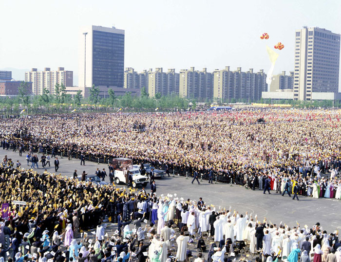 Pope John Paul II attends the ceremony to mark the 200th anniversary of Korean Catholicism in Yeouido Square, Seoul, in 1984. (photo courtesy of the National Archives of Korea)