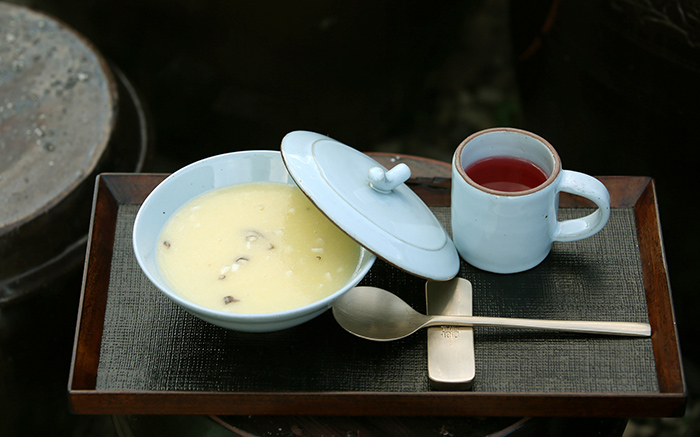 Mushroom corn porridge is characterized for its light taste of corn and mushrooms. Soft and chewy mushroom pieces add some extra deliciousness to the dish.