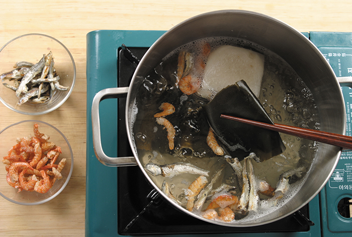 Put the radish, anchovies and dried shrimp in the broth. Boil it over high for 10 minutes. When it boils, add the kelp. Reduce the heat to medium. Boil it for 10 more minutes.